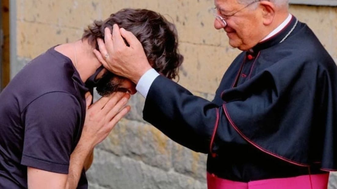 Padre renuncia a ser sacerdote porque se enamoró de una catequista; lo anuncia en plena misa