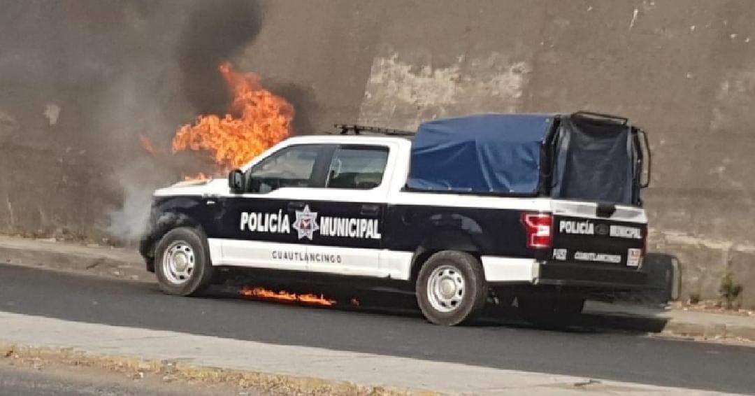Video: En protesta por calles mal pavimentadas queman patrulla y bloquean carretera