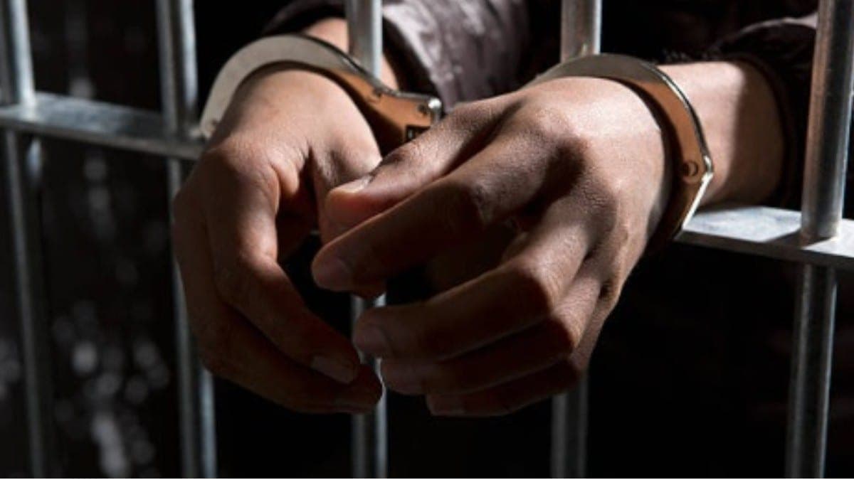 Detienen a hombre por asesinar a su hijastro de 4 años a golpes por no tender bien su cama