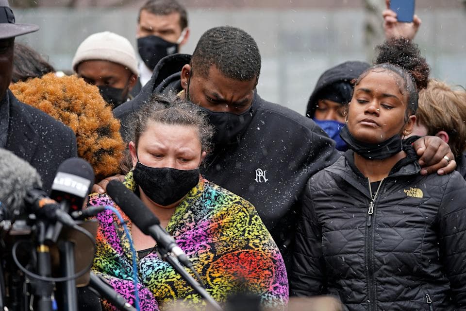 Familias de Floyd y Wright piden fin a la violencia policial