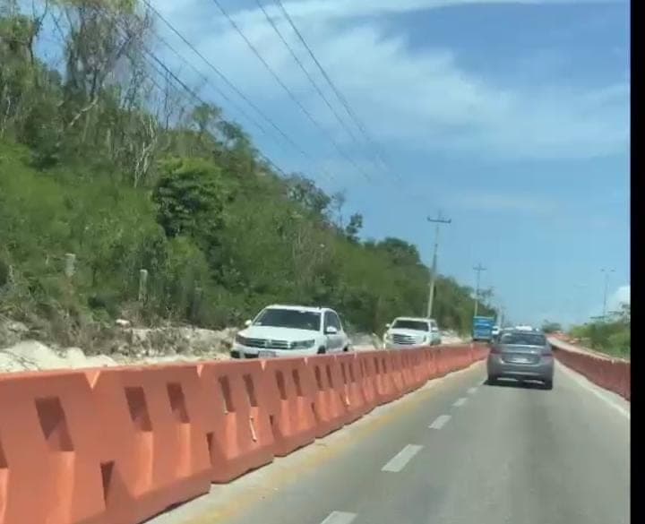 Caos vial generan obras del Tren Maya en carretera Cancún-Playa del Carmen