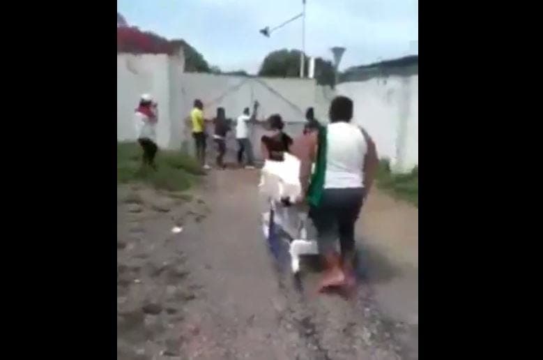 Video: Familia se 'roba' un cadáver de un fallecido por Covid-19 en una camilla para enterrarlo