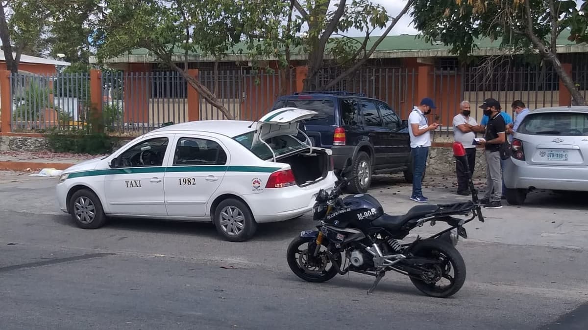 Le disparan a hombre que subía a un taxi del Sindicato "Andrés Quintana Roo" en Cancún 
