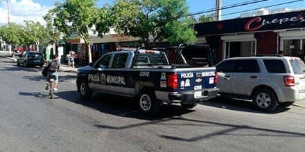 Policía de Playa del Carmen encuentra a un sujeto con 46 cartuchos en la avenida Cancún