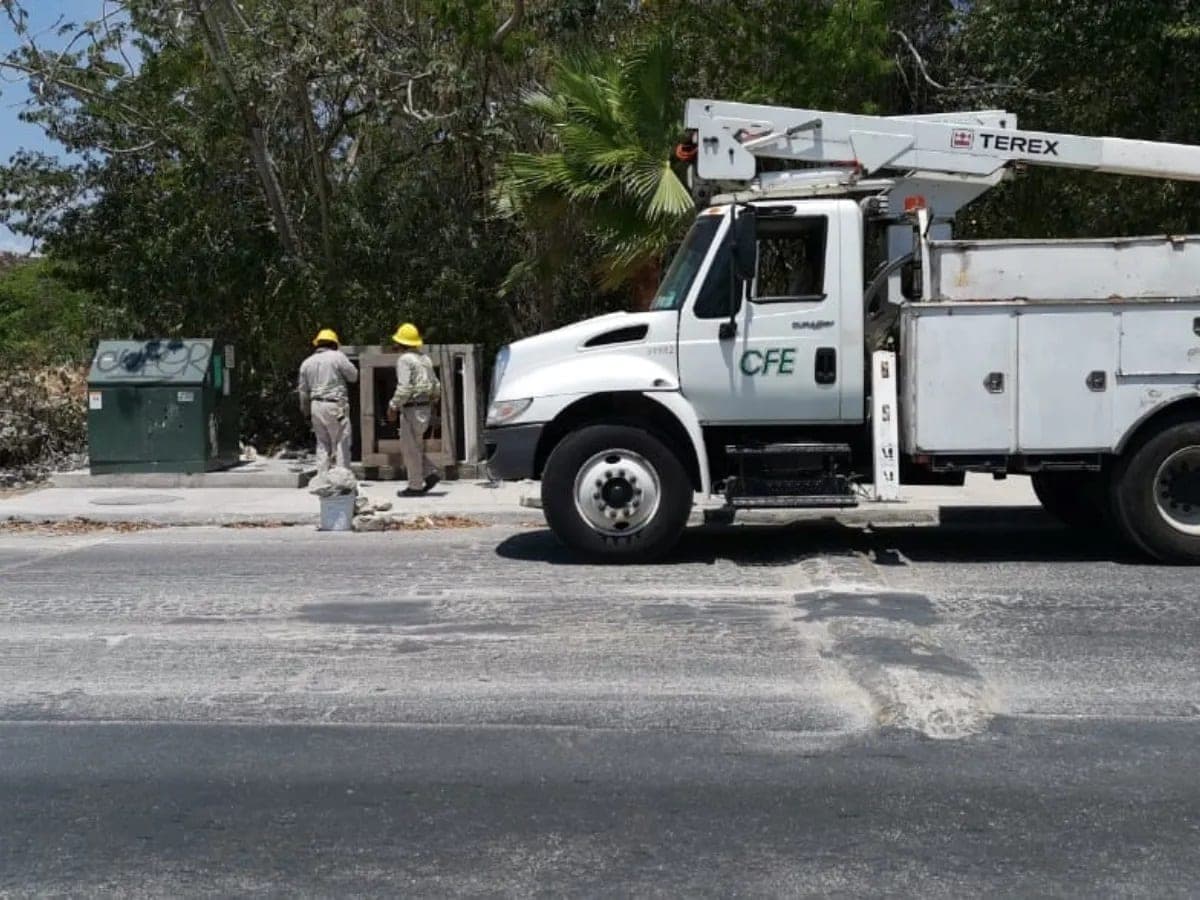 Reportan vecinos de Playa del Carmen apagón mayor a 12 horas en varias colonias