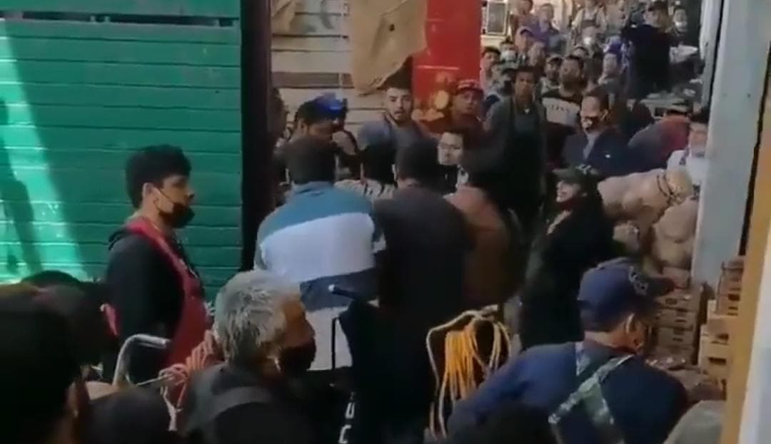 Video: Señora agarra a cinturonazos a sujetos que peleaban en Edomex
