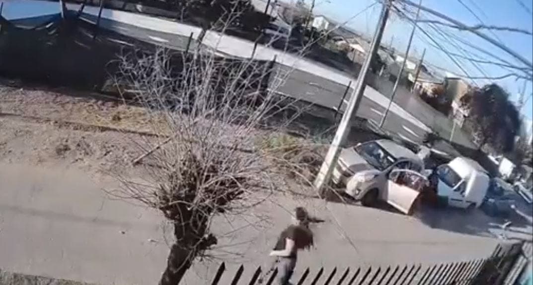 Madre acude a la policía y entrega a su hijo tras ver que estaba robando un auto