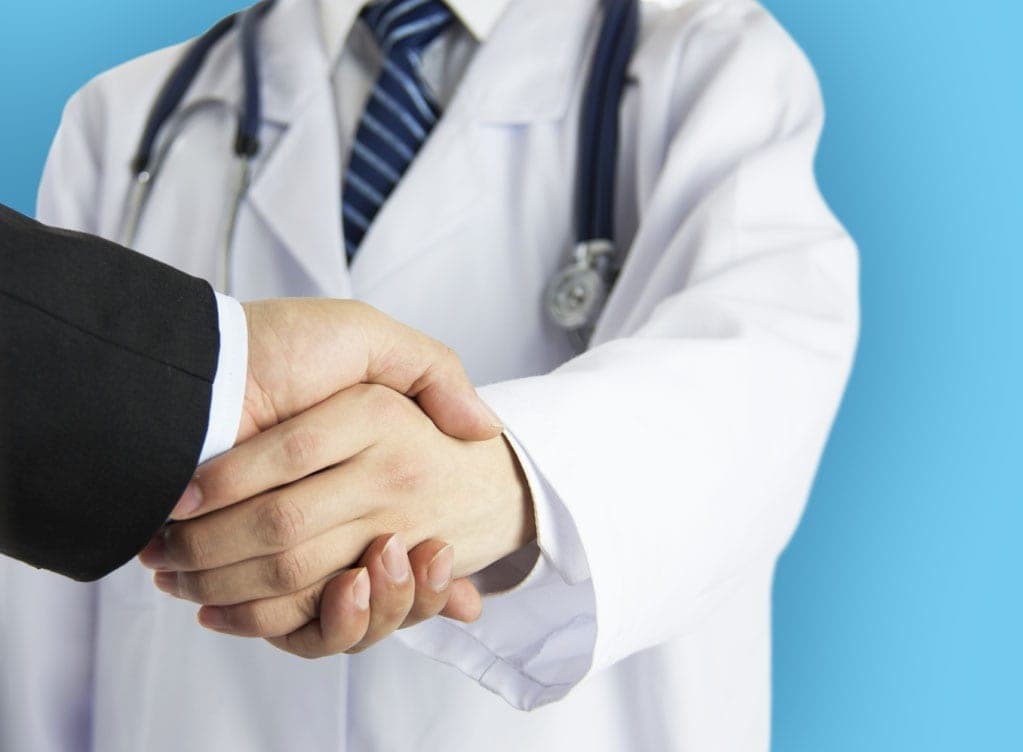 Arrestan a médico en EE.UU luego de encontrar explosivos y drogas en su casa