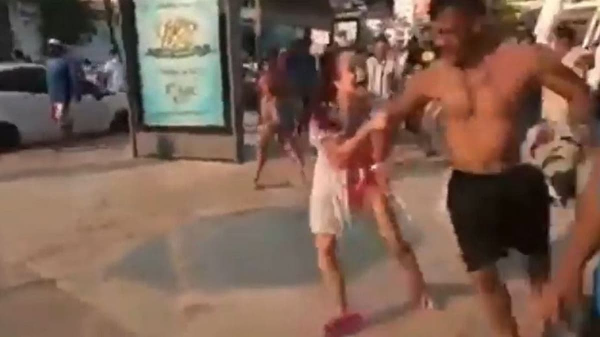 VIDEO: Se enfrentan en Playa Caleta turistas de Tepito contra acapulqueños