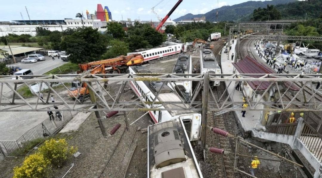Video: Más de 40 muertos por descarrilamiento de un tren en Taiwán