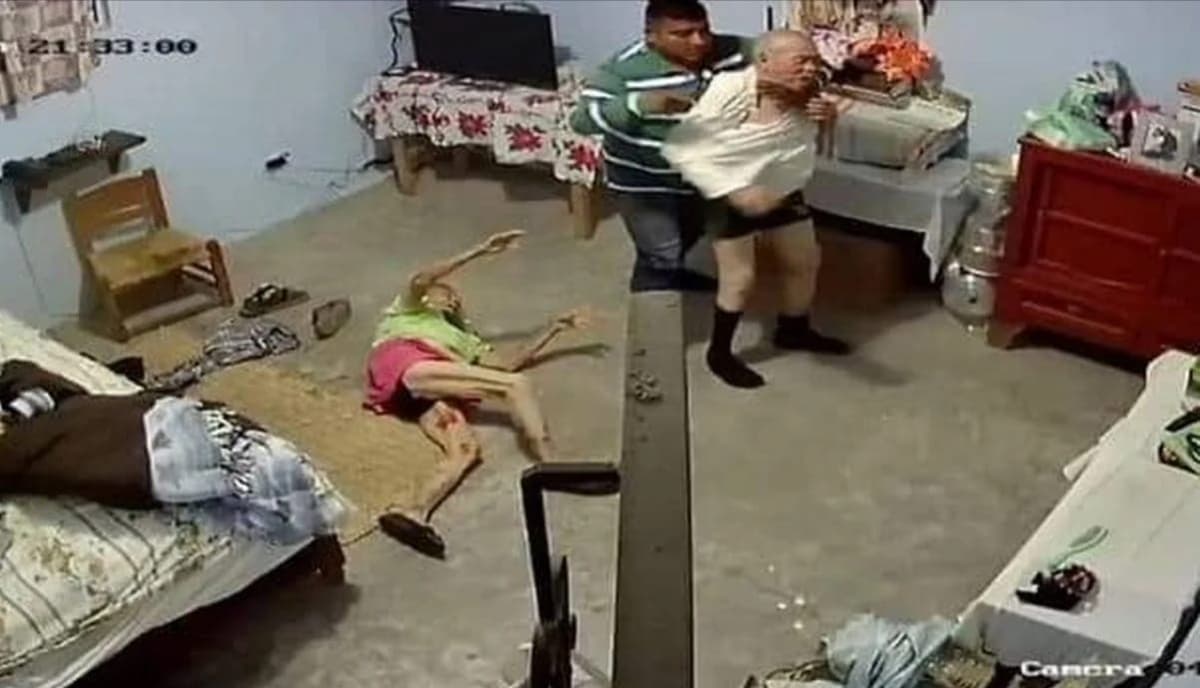 Hombre golpea y asalta a pareja de adultos mayores en Michoacán