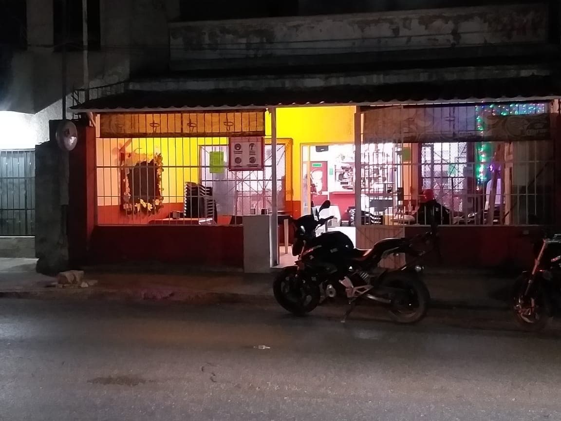 Balean a un hombre en bar de Cancún; sobrevive