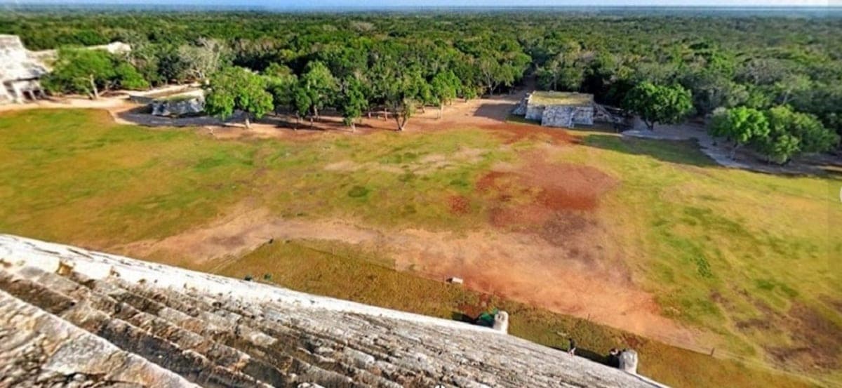 No puedes subir al templo de Kukulkán en Chichén Itzá, pero ¡Ve 360 grados desde su cúspide!