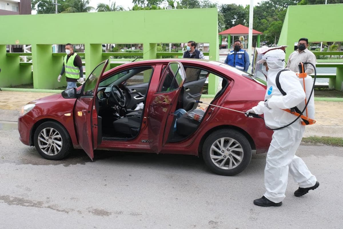 Sanitizan vehículos en Puerto Morelos para reforzar acciones contra Covid-19