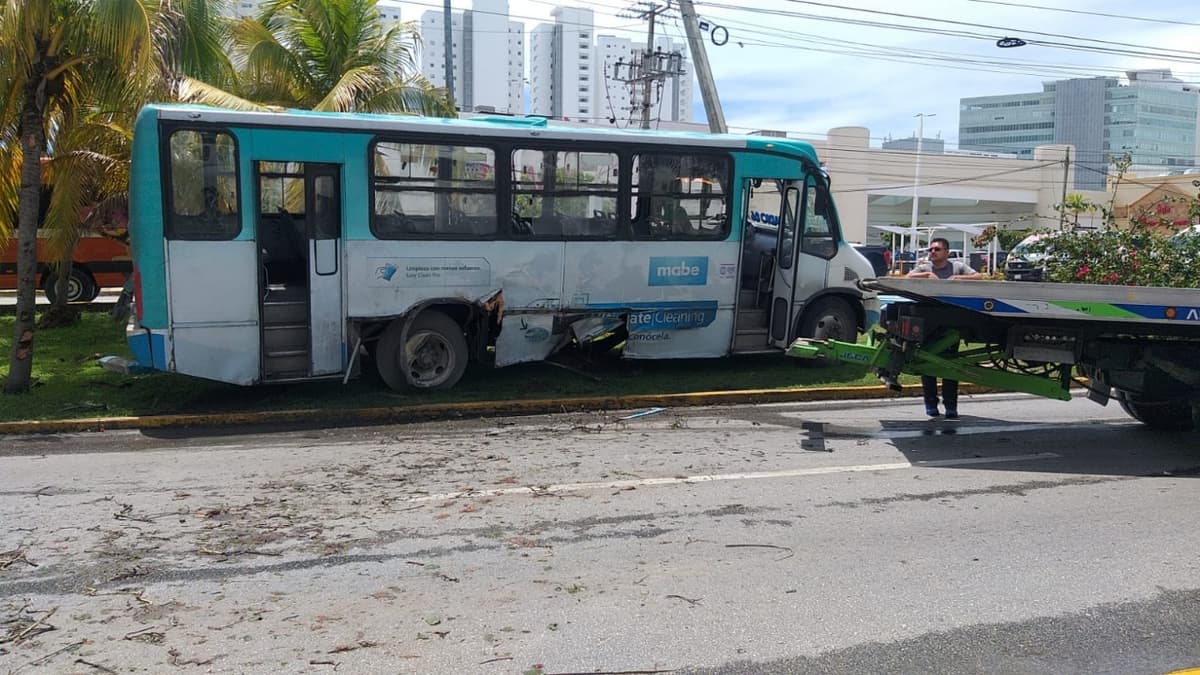Choca autobús de Turicún en Cancún; hay tres lesionados