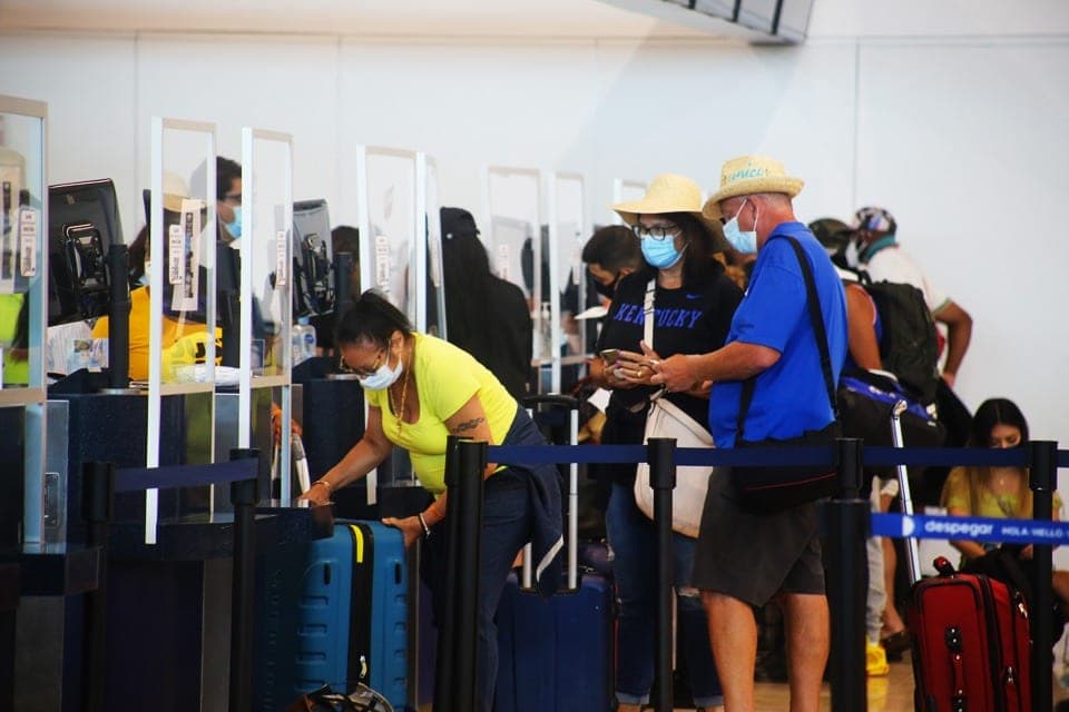 Aeropuerto de Cancún, cerca de los 450 vuelos este jueves