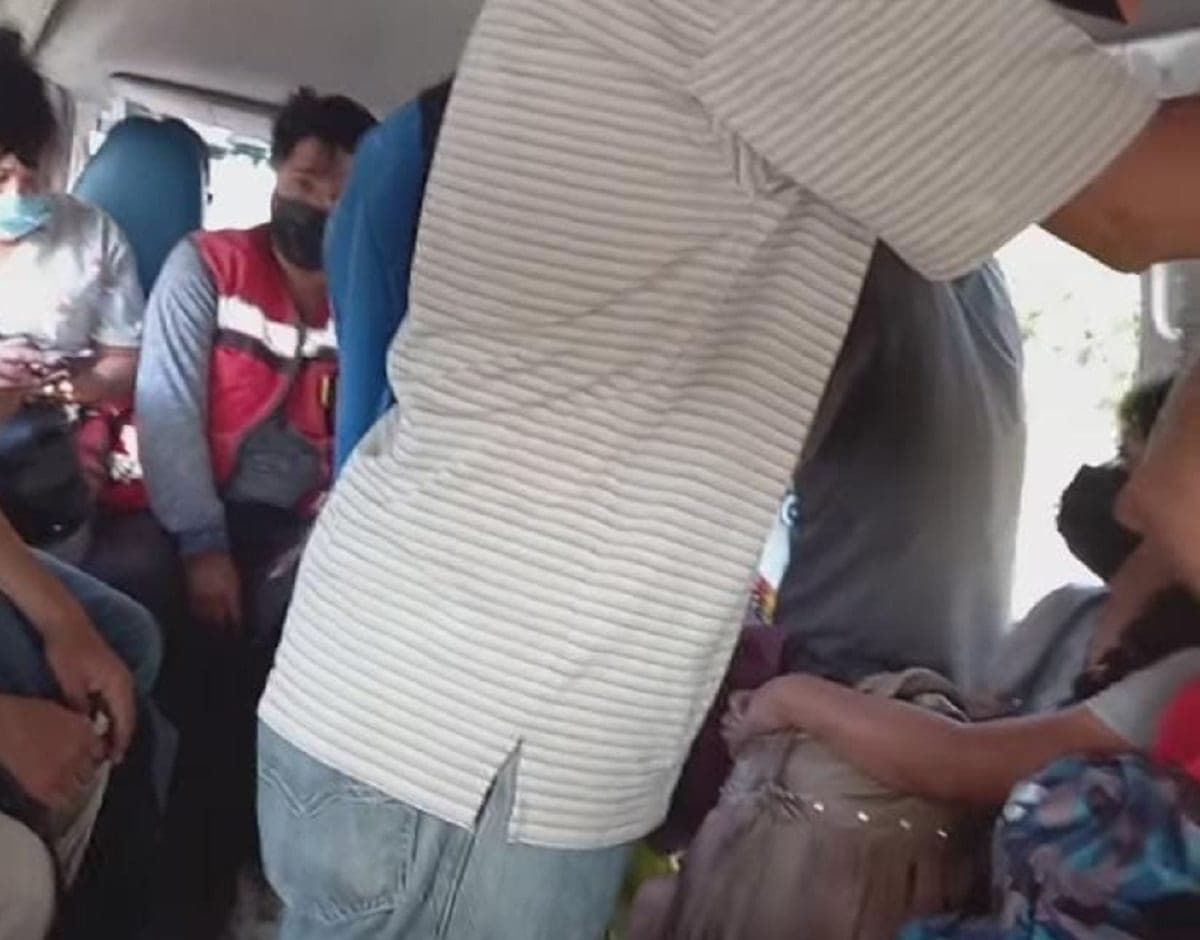 VIDEO: A riesgo de semáforo rojo, se rompe sana distancia en transporte público playense