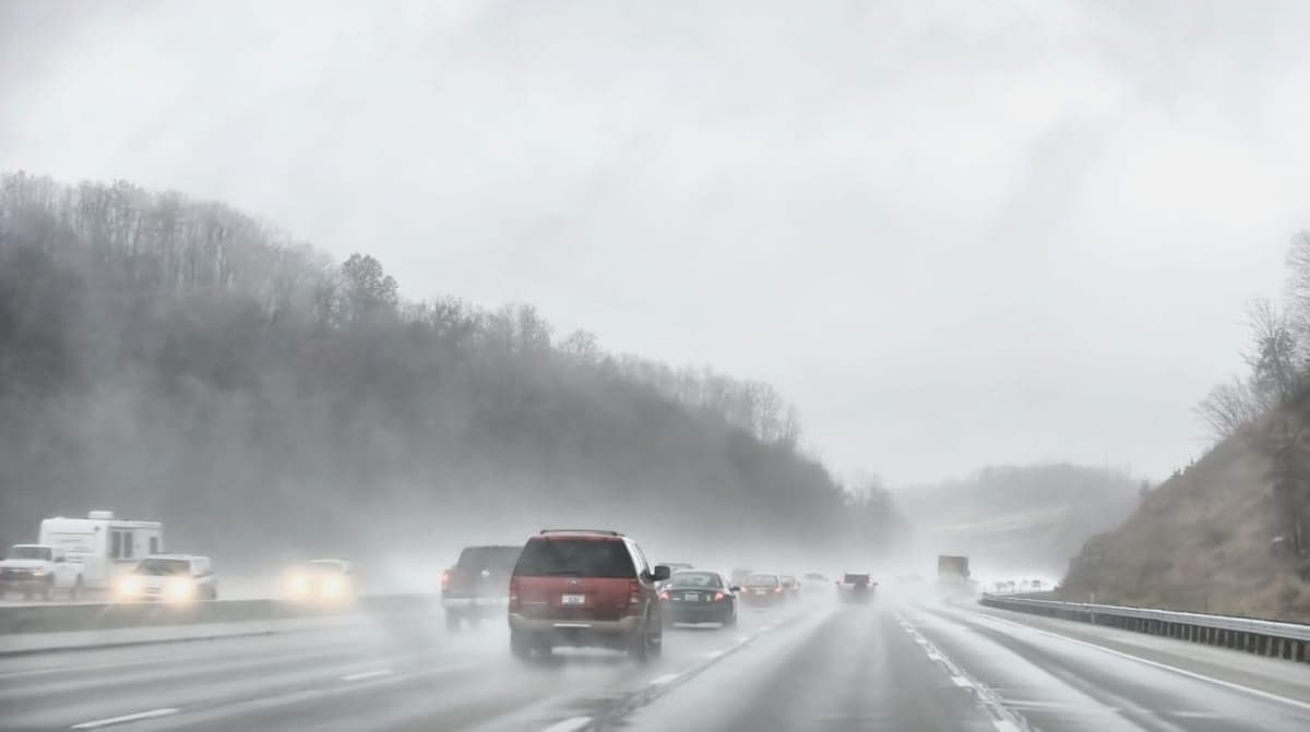 Crecen accidentes viales entre 15 y 20% en época de lluvias; te decimos cómo prevenirlos