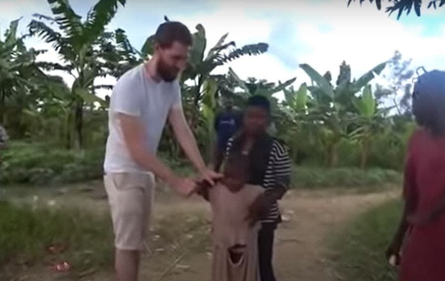 VIDEO: Niña ve a hombre blanco por primera vez y se asusta, cree que es un fantasma
