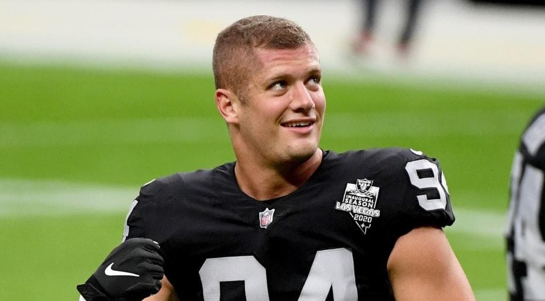 Jugador de los Raiders de la NFL se declara abiertamente gay