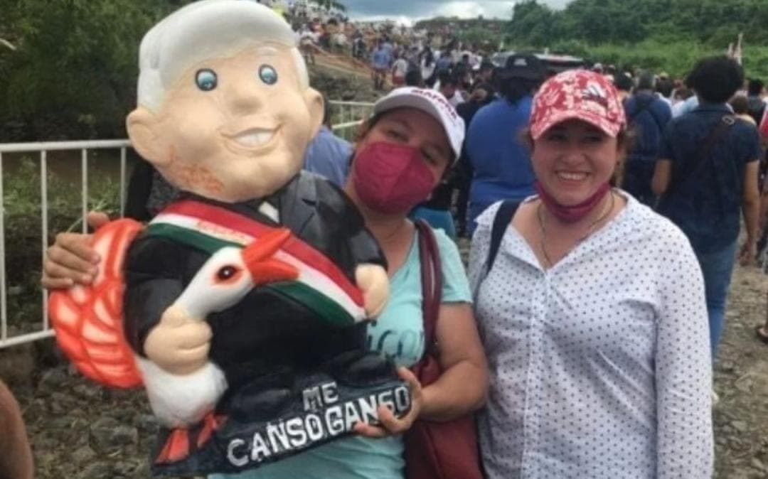 Mujer regala una alcancía de AMLO a su esposo por Día del Padre