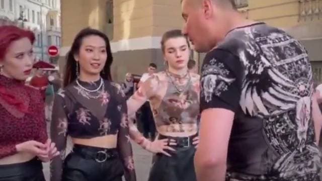 VIDEO: Hombre acosa a bailarinas por su forma de vestir