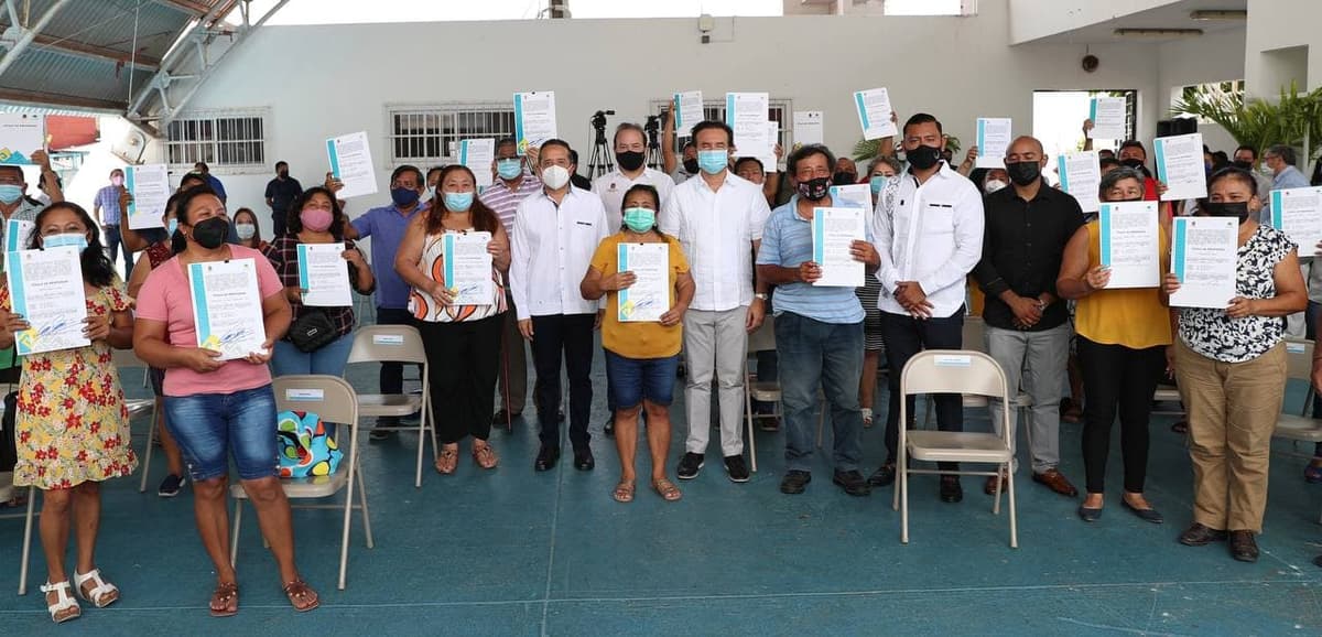 Carlos Joaquín da certeza jurídica a las familias de Cozumel con la entrega de títulos de propiedad