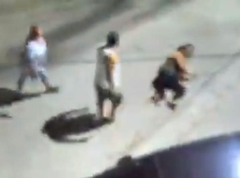 Graban a hombre golpeando a su esposa en plena calle, lograron capturarlo
