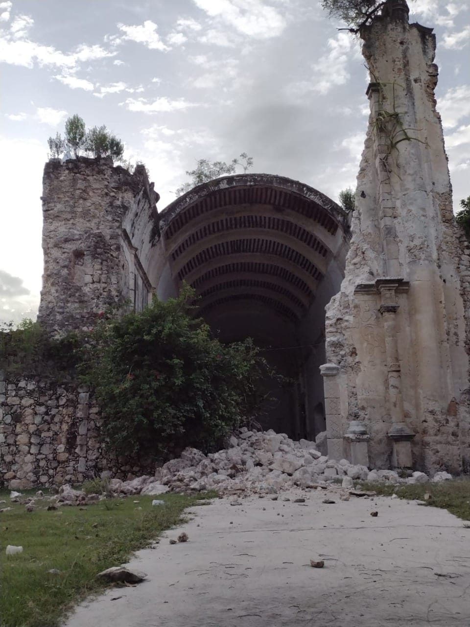 Por fuertes lluvias se desploma pared de histórica Iglesia “Niño Jesús” en Tihosuco