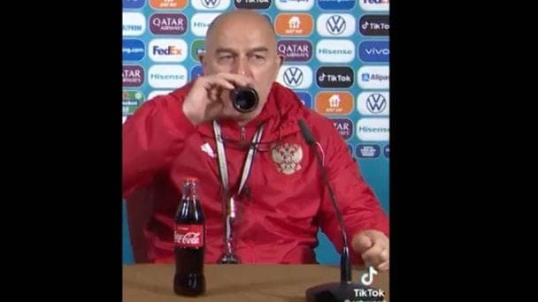 Un largo trago de Coca-Cola de Stanislav Cherchésov causa revuelo en redes