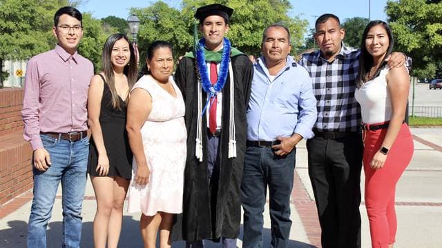 FOTOS: Hijo de inmigrantes mexicanos se gradúa como médico y les agradece con un post en redes