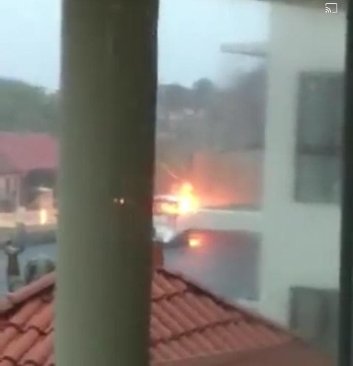 Se incendia embarcación en Puerto Aventuras