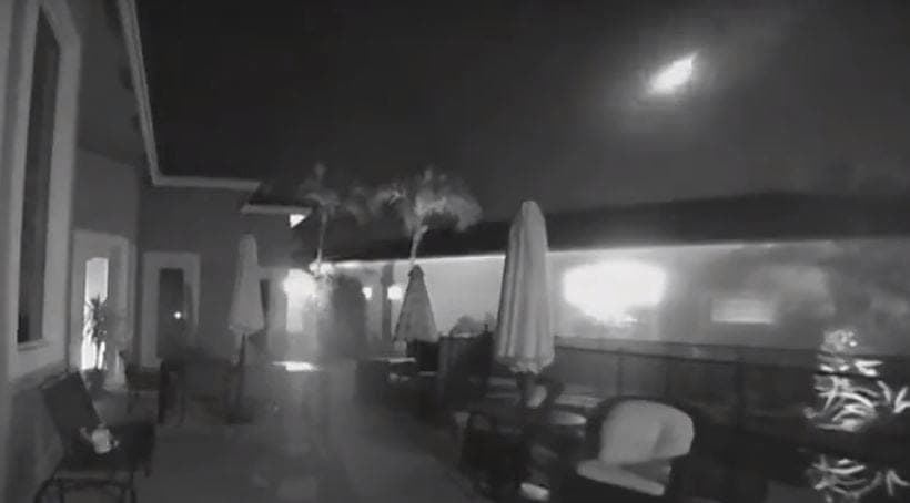 VIDEO: Cae meteoríto cerca de una casa en EU y se vuelve viral