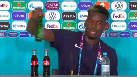 Paul Pogba copió a Cristiano: retiró una botella de cerveza en una rueda de prensa de la Eurocopa