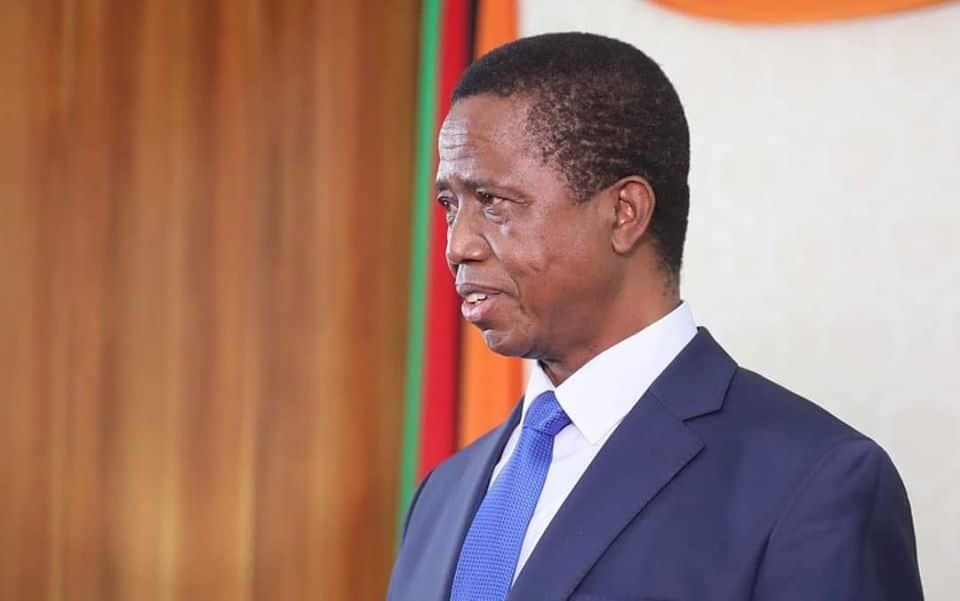 VIDEO: Presidente de Zambia se desmaya durante un evento militar