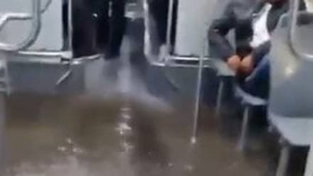 VIDEO: Se inunda trolebús por fuertes lluvias en Tláhuac, CDMX