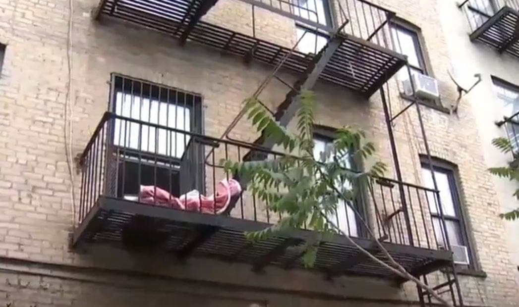 Madre con inestabilidad mental lanza por la ventana del edificio a su hija de 4 meses