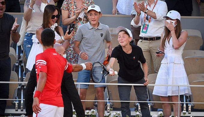 Niño mexicano ‘aconseja’ a Djokovic en la Final de Roland Garros y el campeón le regala su raqueta