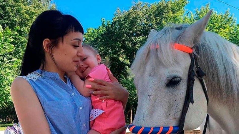 Muere niña de 3 años al caer de un balcón, su mamá la colgó porque 'lloraba mucho'