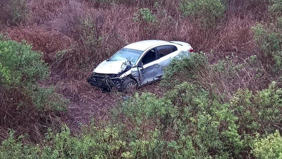 Hombre vuelca su coche, intenta pedir ayuda y lo atropellan en la autopista