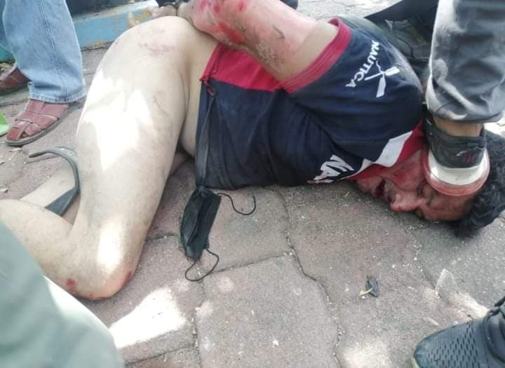 VIDEO: Civiles arrastran y torturan a presunto guardaespaldas de alcaldesa de Santiago Laollaga