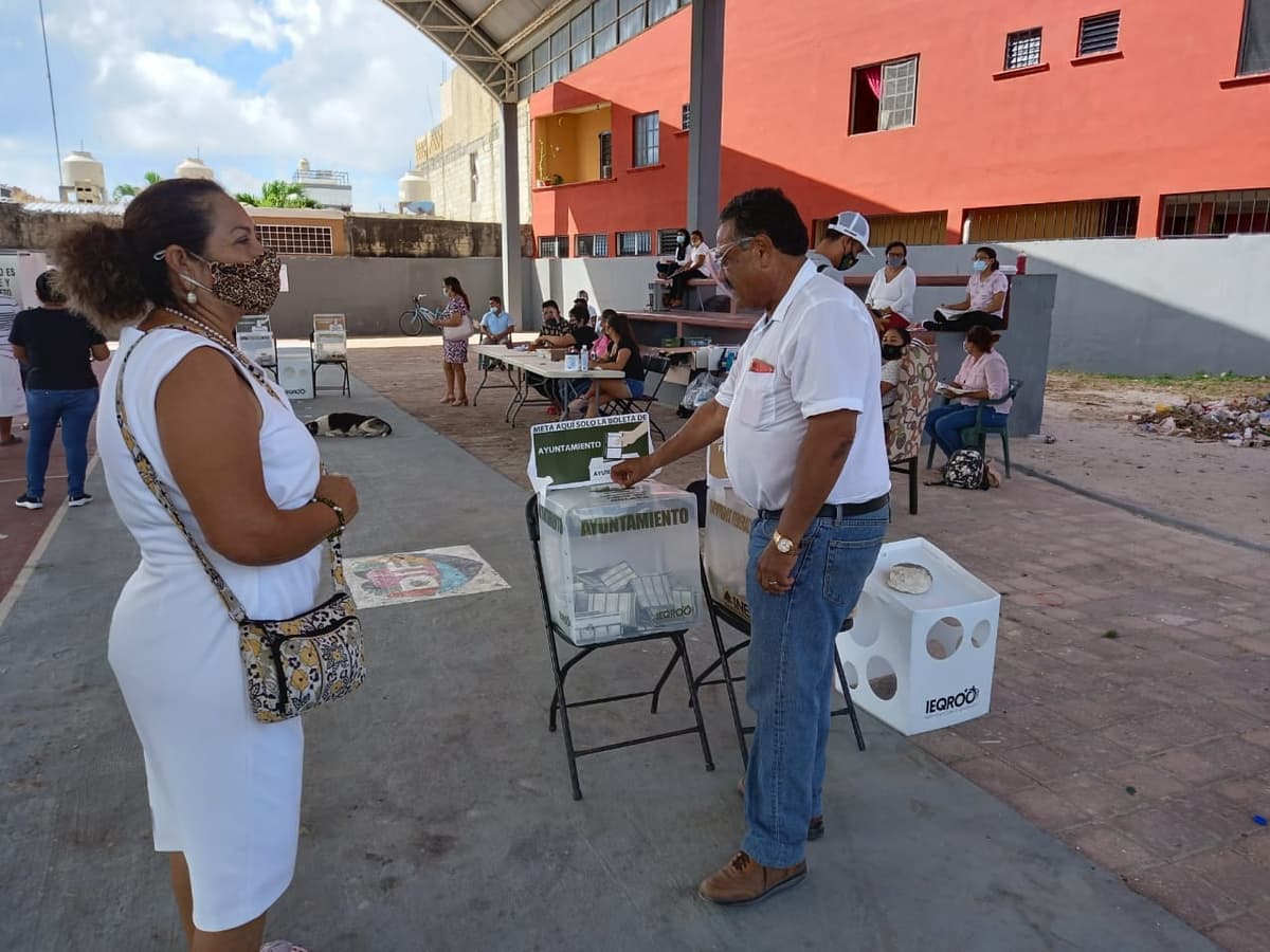 Candidato de Movimiento Ciudadano, "Chano" Toledo acude a votar