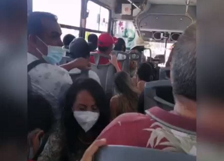 VIDEO: Chofer de autobús en Cancún pide a usuarios agacharse para no ser multado