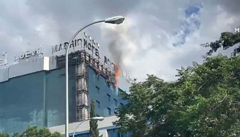 VIDEO: Evacuan a personas por aparatoso incendio en un hotel de Madrid