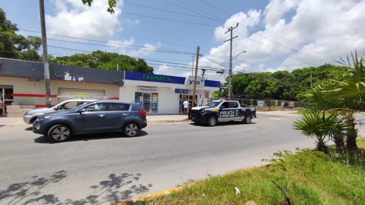 Pistolero solitario asalta farmacia en Playa del Carmen