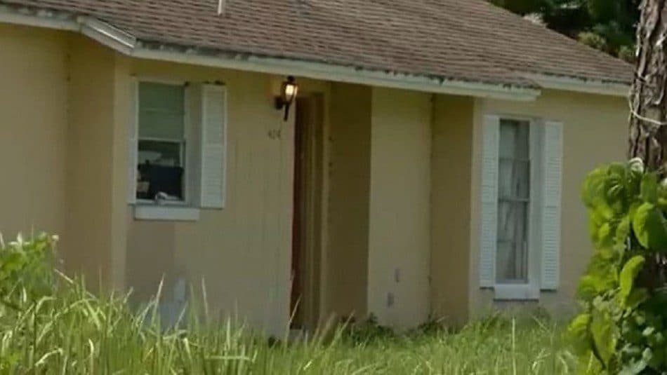 Detienen a mujer por encerrar a su hija con autismo en una jaula llena de basura