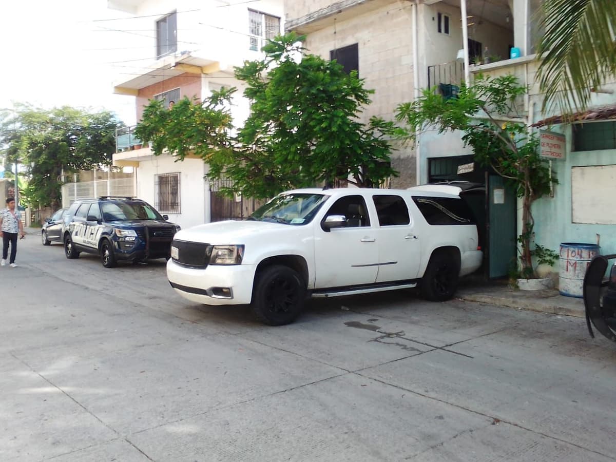 Encuentran a un hombre colgado en cuartería de Playa del Carmen