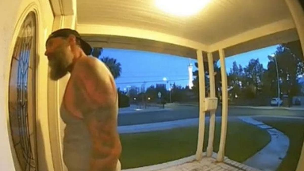 Video: Toca la puerta de una casa exigiendo 'violar y matar' a una mujer