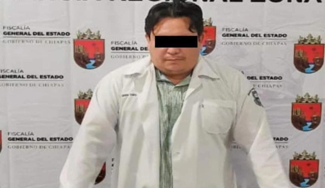 Detienen a supuesto médico que aplicaba vacunas Covid falsas en Chiapas