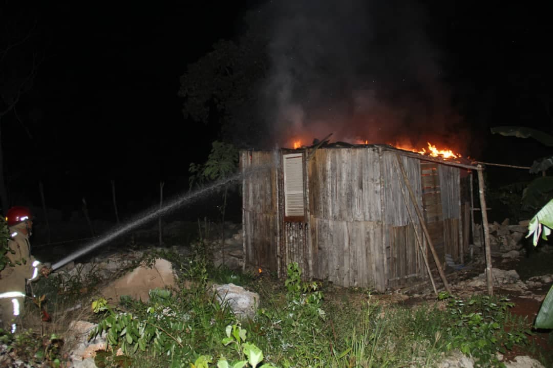 Se incendia casa en Felipe Carrillo Puerto; sospechan que fue intencional